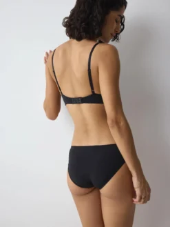 BODY MAKE-UP ESSENTIALS