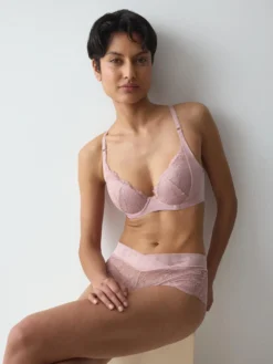 LOVE IN LACE